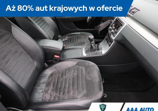 Volkswagen Passat cena 37000 przebieg: 181932, rok produkcji 2011 z Zawidów małe 326